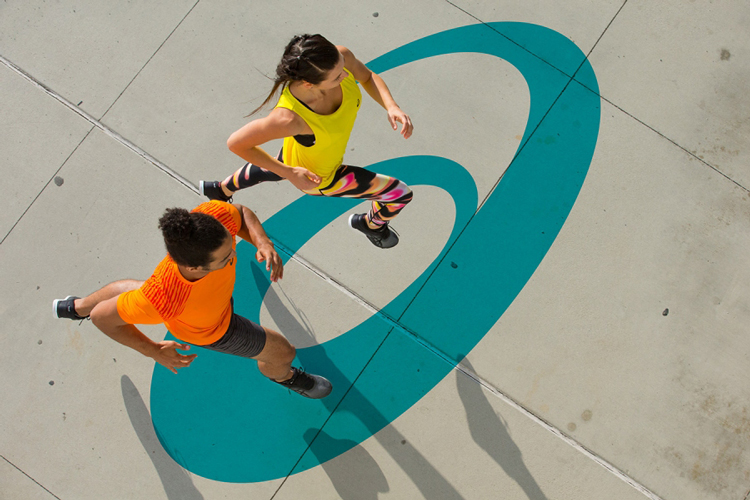 Asics專業(yè)定制跑步鞋重塑品牌形象，定位為體育運(yùn)動(dòng)的樂趣