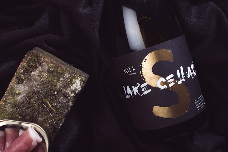 摩西湖紅酒品牌形象塑造，大膽而年輕，給奢侈品注入活力