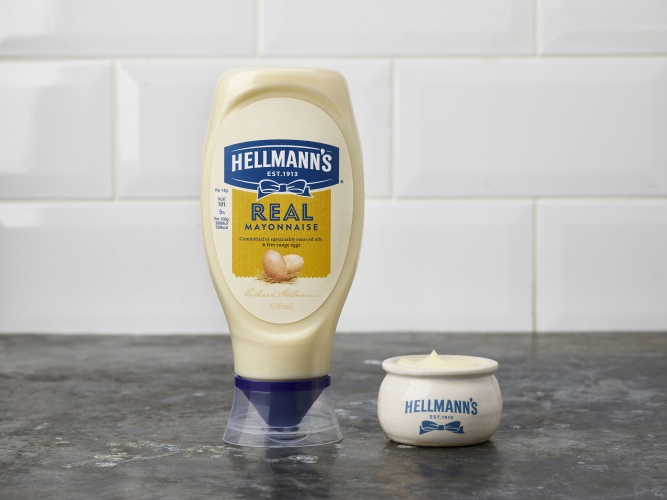Hellmann 的品牌包裝設(shè)計，藍絲帶標志，手繪字體